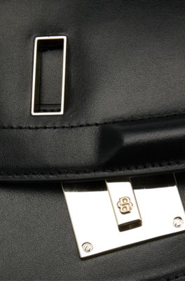 Pochette en cuir mat avec garniture m&eacute;tallique embl&eacute;matique, Noir