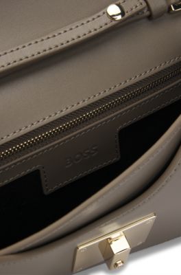 Pochette en cuir mat avec garniture m&eacute;tallique embl&eacute;matique, Marron