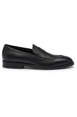 Apron-toe slip-on loafers in grained leather, Black