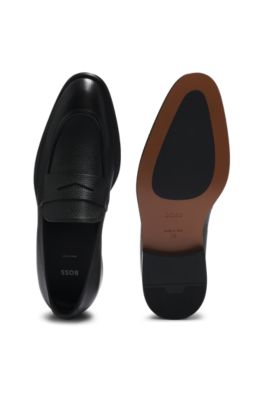 Apron-toe slip-on loafers in grained leather, Black