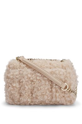 Sac &agrave; bandouli&egrave;re en peluche synth&eacute;tique avec monogramme Double&nbsp;B, Beige clair