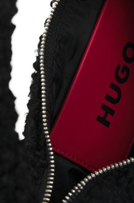 Sac &agrave; bandouli&egrave;re en fourrure synth&eacute;tique avec logo, Noir