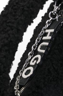 Sac &agrave; bandouli&egrave;re en fourrure synth&eacute;tique avec logo, Noir