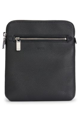 Bolso tipo sobre en piel italiana con logo grabado, Negro