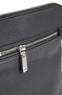 Bolso tipo sobre en piel italiana con logo grabado, Negro