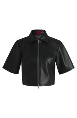 Sharp-fit top in faux leather with point collar, Black