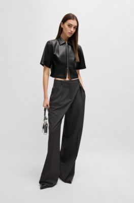 Sharp-fit top in faux leather with point collar, Black