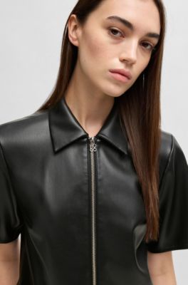 Sharp-fit top in faux leather with point collar, Black