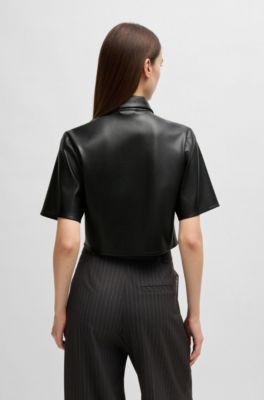 Sharp-fit top in faux leather with point collar, Black