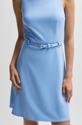 Vestido evas&eacute; con cintur&oacute;n de hebilla, Celeste