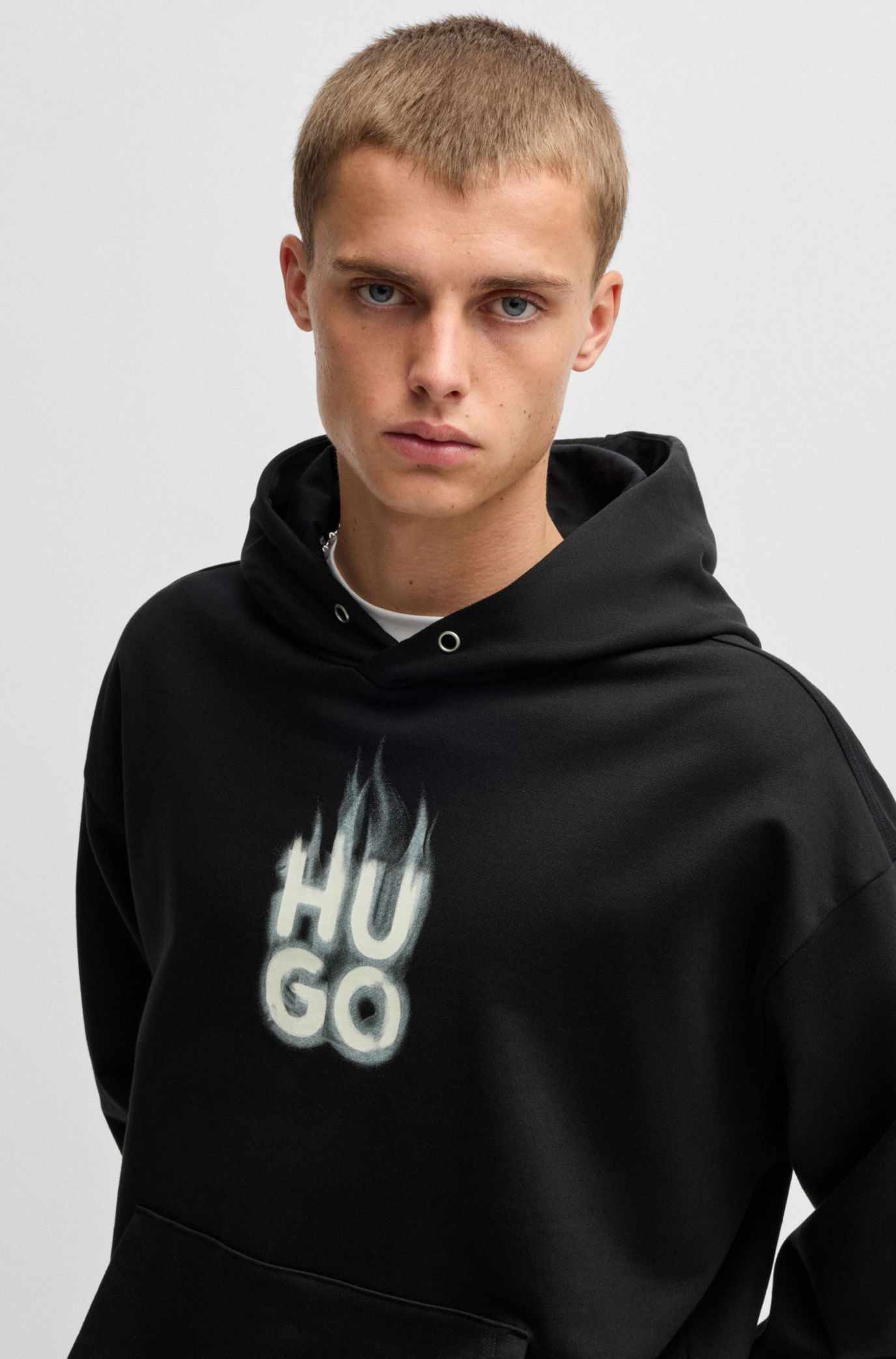 HUGO BOSS パーカー スタックスモークロゴプリント 50530428 HUGO - Cotton-terry hoodie with stacked smoke logo print - Black