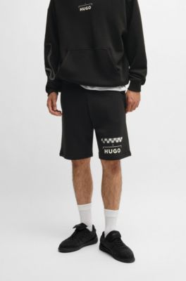 Shorts de algod&oacute;n con estampado de carreras, Negro
