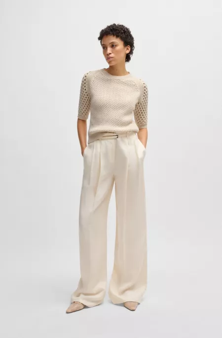 Sweater with mixed knits