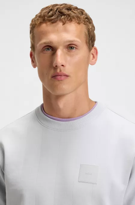 Sweatshirt with drop-needle stitching