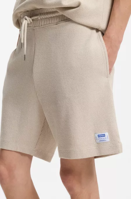 Waffle-structure shorts in a cotton blend