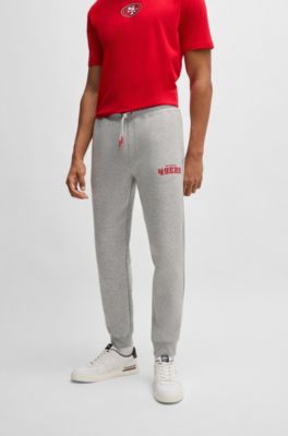 Pantalones de ch&aacute;ndal BOSS x NFL con cinta y detalles especiales de la marca, 49ers