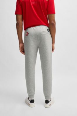 Pantalones de ch&aacute;ndal BOSS x NFL con cinta y detalles especiales de la marca, 49ers
