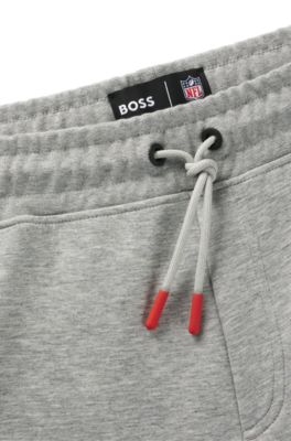 Pantalones de ch&aacute;ndal BOSS x NFL con cinta y detalles especiales de la marca, Bucs
