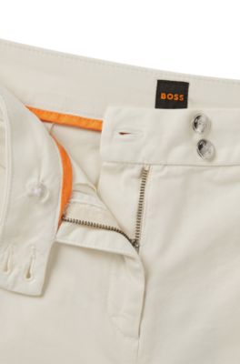 Chino d&eacute;contract&eacute; en satin de coton stretch, Blanc