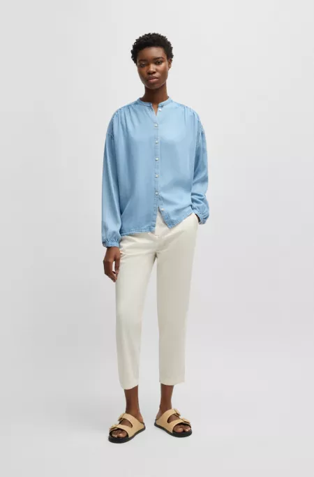 Casual chinos in stretch-cotton satin