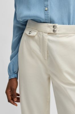Chino d&eacute;contract&eacute; en satin de coton stretch, Blanc