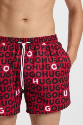 Ba&ntilde;ador tipo shorts con estampado de logos y cord&oacute;n en la cintura, Rojo
