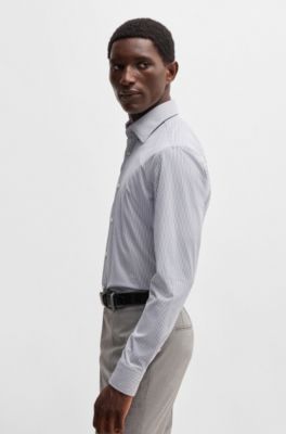 Camisa slim fit de tejido el&aacute;stico t&eacute;cnico a rayas, Gris