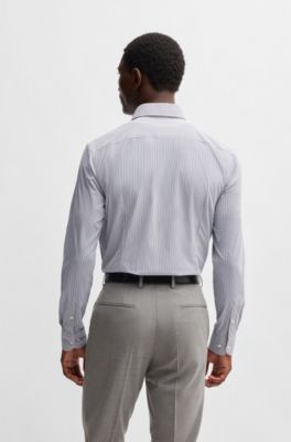 Camisa slim fit de tejido el&aacute;stico t&eacute;cnico a rayas, Gris