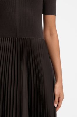 Vestido de mezcla de materiales con falda plisada, Marr&oacute;n