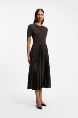 Vestido de mezcla de materiales con falda plisada, Marr&oacute;n