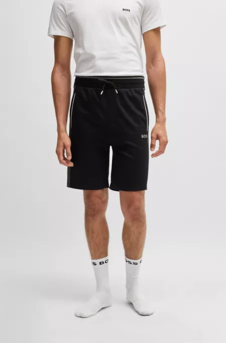 Shorts with contrast piping
