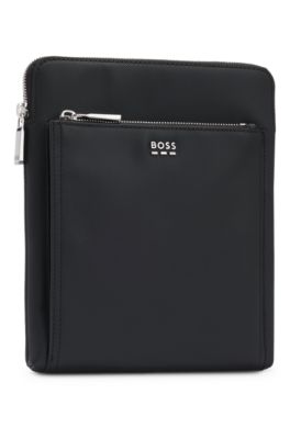 Bolso de estilo sobre con textura y detalles met&aacute;licos con logo, Negro