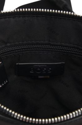 Bolso de estilo sobre con textura y detalles met&aacute;licos con logo, Negro