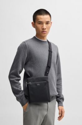 Bolso de estilo sobre con textura y detalles met&aacute;licos con logo, Negro