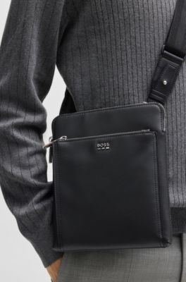 Bolso de estilo sobre con textura y detalles met&aacute;licos con logo, Negro