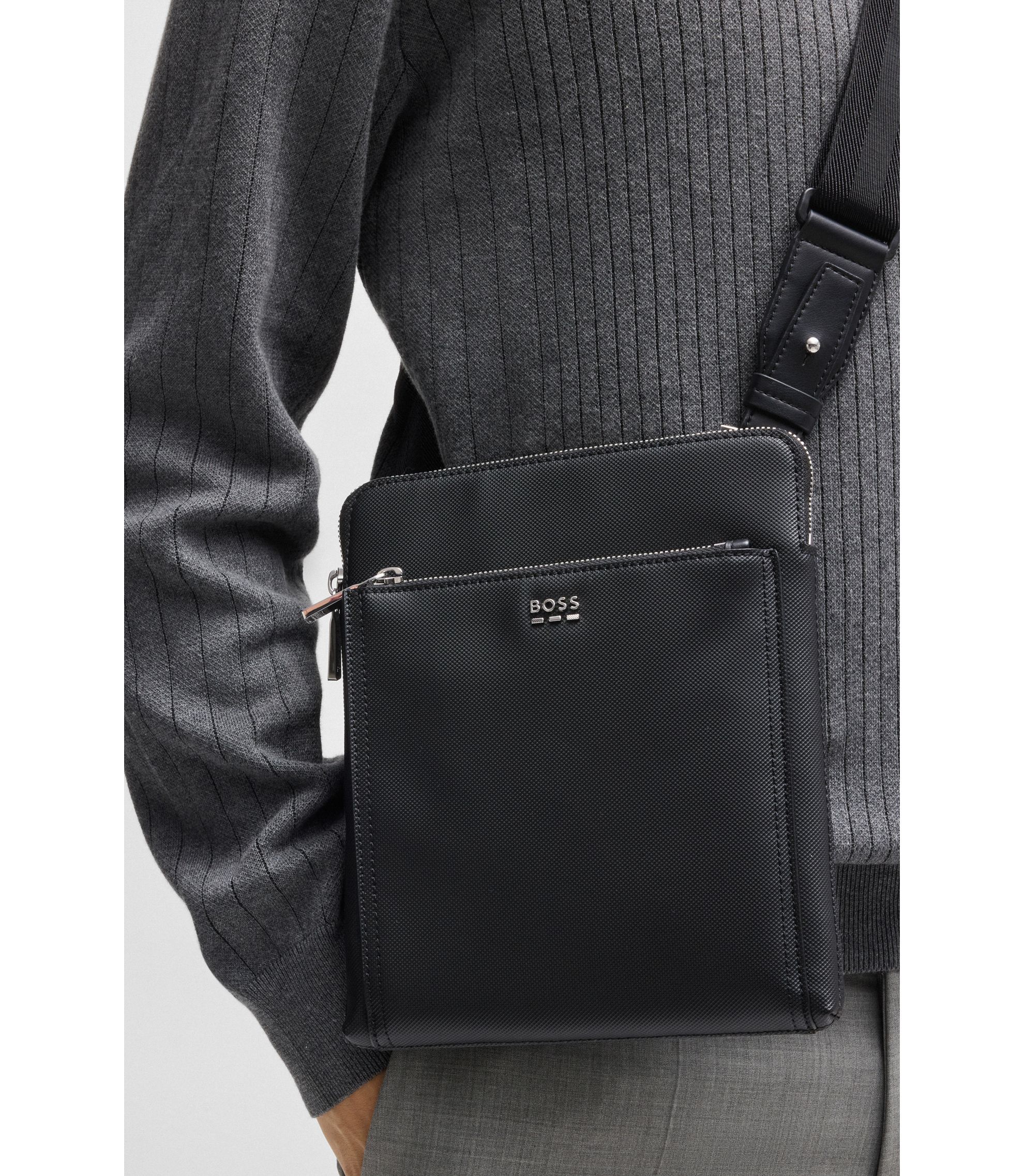 [Hugo Boss] チェーン エンベロープバッグ BOSS - Textured envelope bag with logo hardware - Black