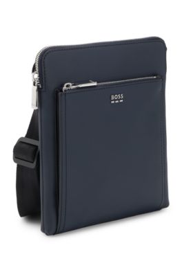 Bolso de estilo sobre con textura y detalles met&aacute;licos con logo, Azul oscuro