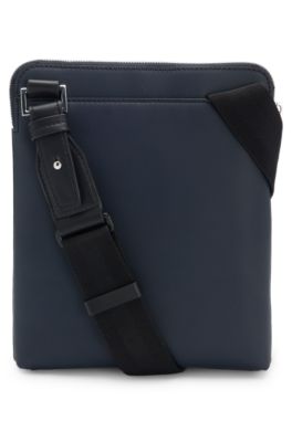 Bolso de estilo sobre con textura y detalles met&aacute;licos con logo, Azul oscuro