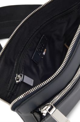 Bolso de estilo sobre con textura y detalles met&aacute;licos con logo, Azul oscuro