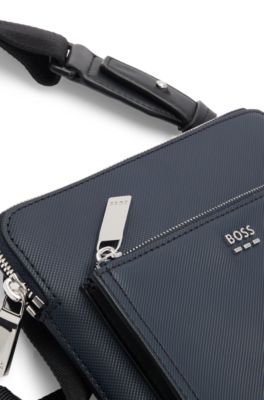 Bolso de estilo sobre con textura y detalles met&aacute;licos con logo, Azul oscuro