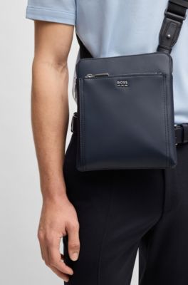 Bolso de estilo sobre con textura y detalles met&aacute;licos con logo, Azul oscuro
