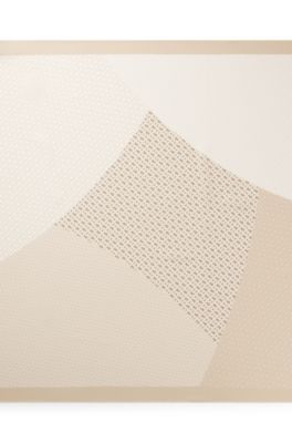 Foulard carr&eacute; confectionn&eacute; en Italie en twill de soie &agrave; imprim&eacute;, Beige clair