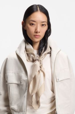 Foulard carr&eacute; confectionn&eacute; en Italie en twill de soie &agrave; imprim&eacute;, Beige clair