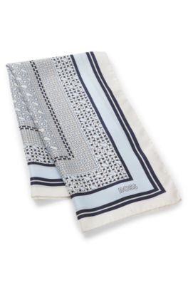 Foulard carr&eacute; confectionn&eacute; en Italie en twill de soie &agrave; imprim&eacute;, bleu clair