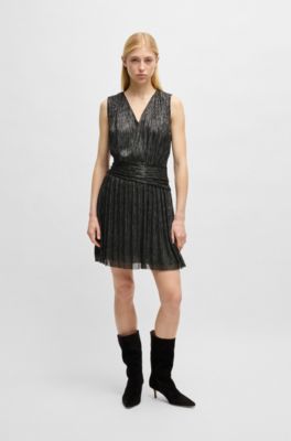 Vestido plisado cruzado con volante en el dobladillo, Negro