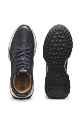 Deportivas de piel bru&ntilde;ida, Azul oscuro