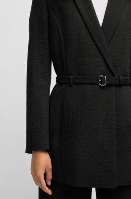 Blazer regular fit de sirsaca con cintur&oacute;n con hebilla, Negro