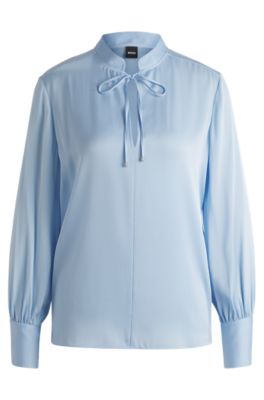Blusa relaxed fit en seda el&aacute;stica con cuello ojo de cerradura, Celeste