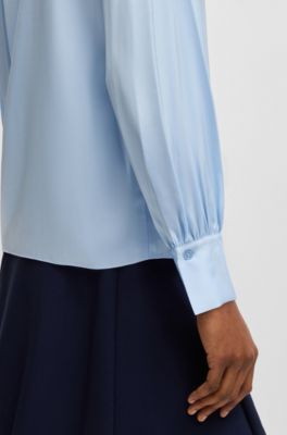 Blusa relaxed fit en seda el&aacute;stica con cuello ojo de cerradura, Celeste