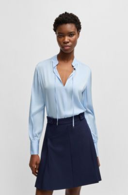 Blusa relaxed fit en seda el&aacute;stica con cuello ojo de cerradura, Celeste